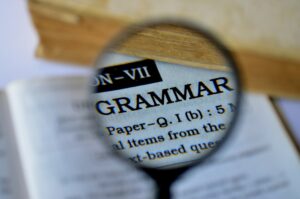 livro de gramatica inglesa explica como usar os verbos auxiliare do e does